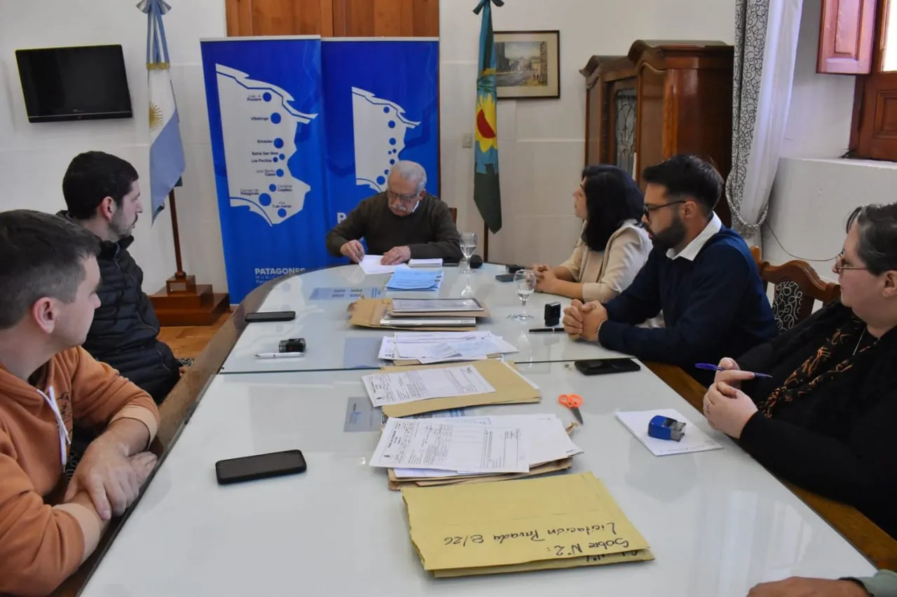 Apertura de sobres para adquisición de insumos de alumbrado público