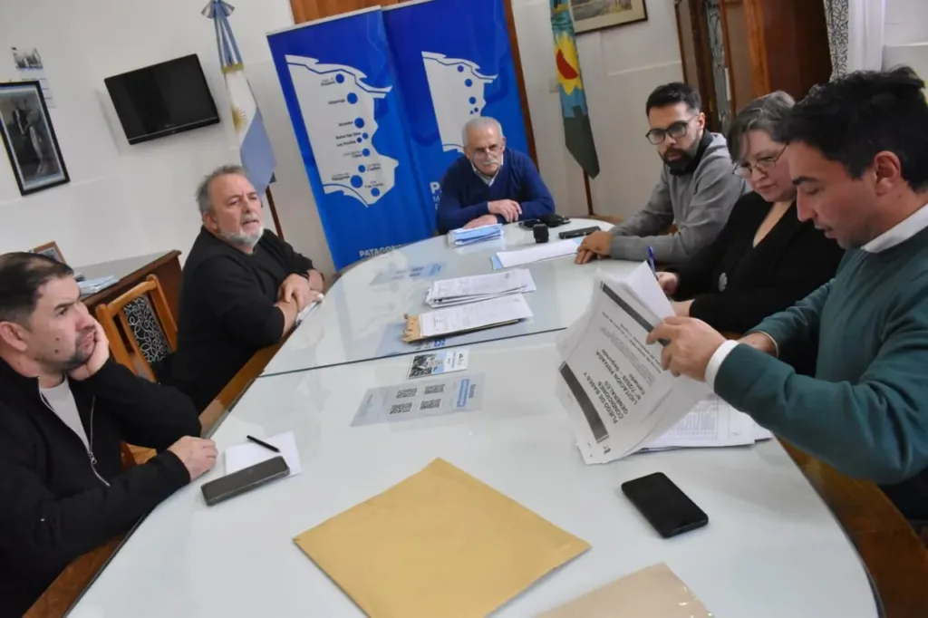Apertura de sobres para la adquisición de elementos de limpieza del hospital Ecay