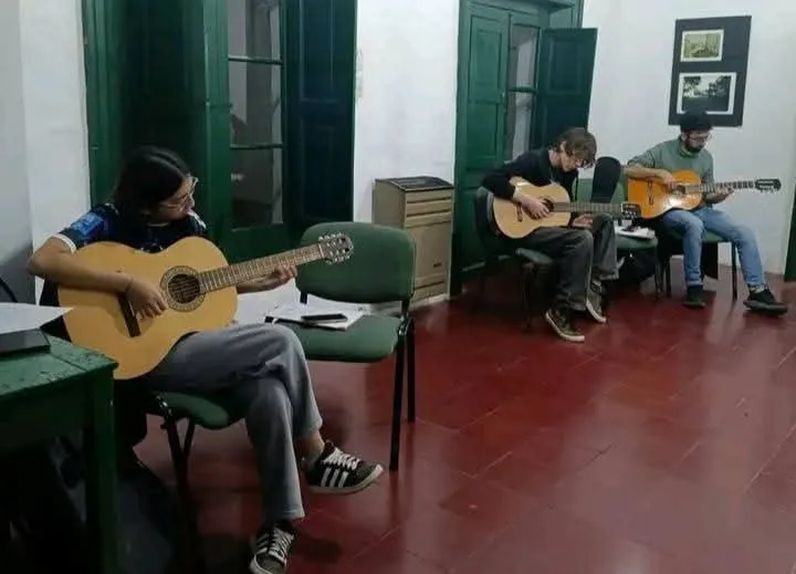 Cuerdas y emociones conviven en los talleres culturales en Patagones