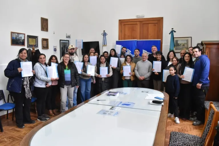 Entrega de actas de posesión de lotes a familias adjudicatarias de las ex 58 Viviendas
