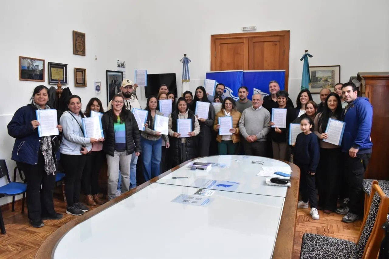 Entrega de actas de posesión de lotes a familias adjudicatarias de las ex 58 Viviendas