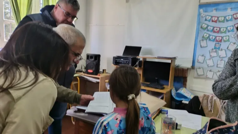 Marino recorrió escuelas rurales del Interior del Distrito y anunció una nueva obra educativa