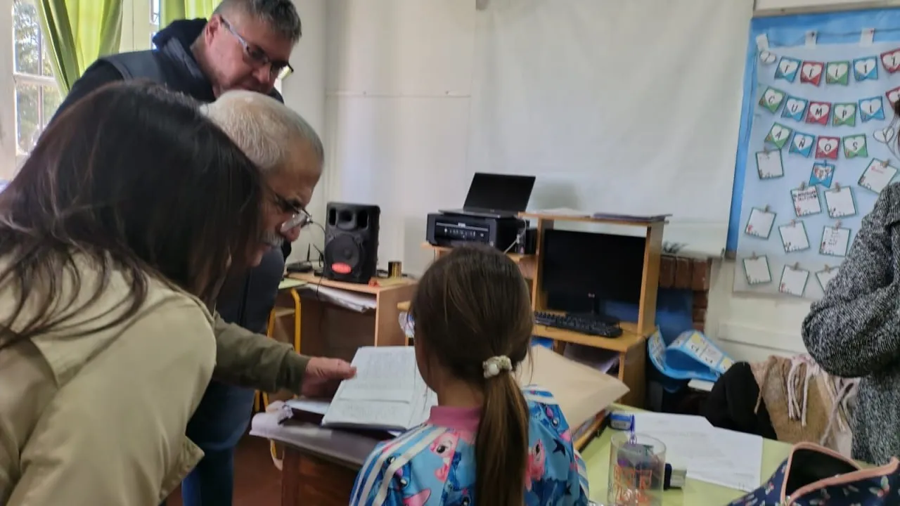 Marino recorrió escuelas rurales del Interior del Distrito y anunció una nueva obra educativa