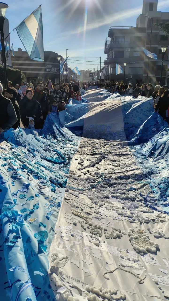 Patagones conmemoró el Día de la Bandera con la Promesa de Lealtad de alumnos y un multitudinario banderazo