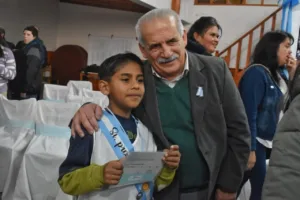 Patagones conmemoró el Día de la Bandera con la Promesa de Lealtad de alumnos y un multitudinario banderazo