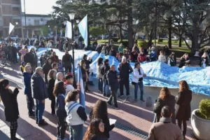 Patagones conmemoró el Día de la Bandera con la Promesa de Lealtad de alumnos y un multitudinario banderazo