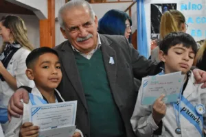 Patagones conmemoró el Día de la Bandera con la Promesa de Lealtad de alumnos y un multitudinario banderazo