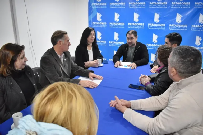Reunión institucional previa al acto de imposición del nombre "Ing. Mario Rovere" a la Escuela Técnica N° 1
