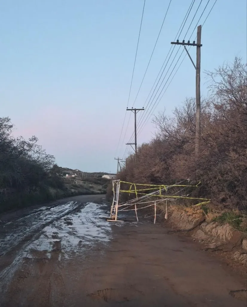 Colocan valla preventiva por socavón en acceso a Laguna Grande