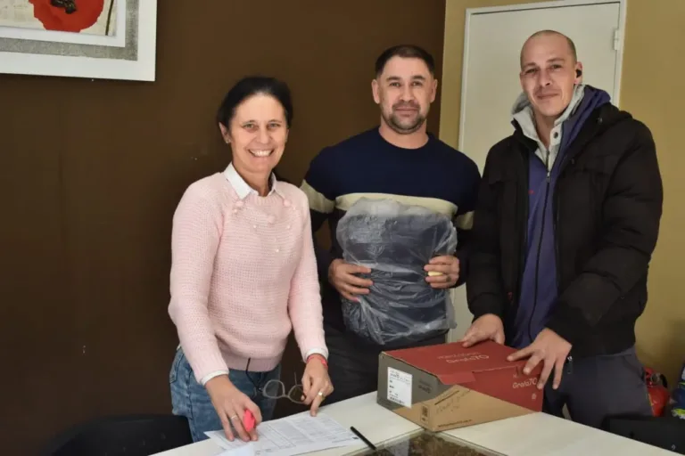 Entrega de indumentaria a trabajadores municipales del interior
