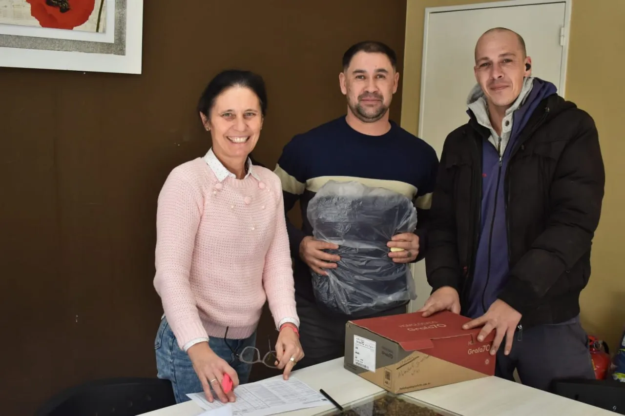 Entrega de indumentaria a trabajadores municipales del interior