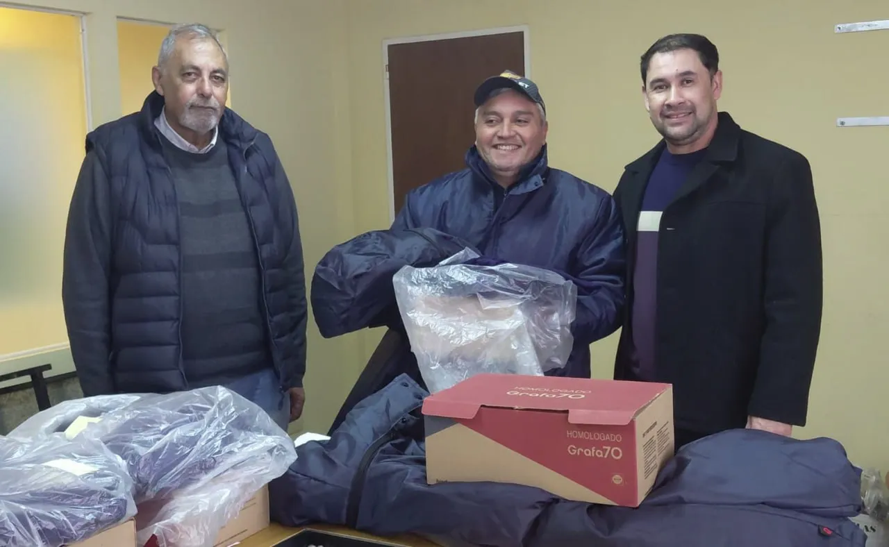 Entrega de indumentaria a trabajadores municipales en Bahía San Blas