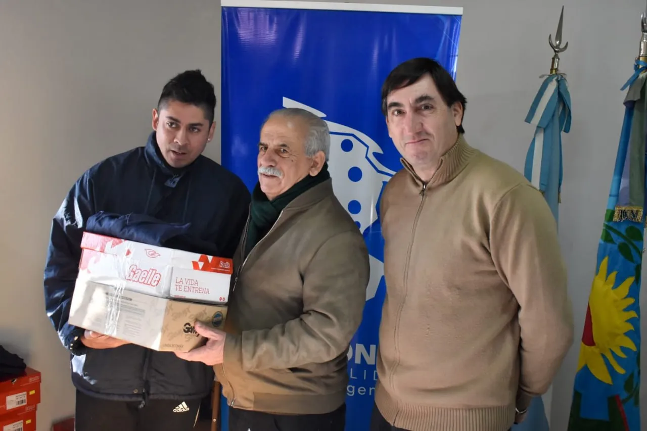 Entrega de indumentaria y calzado a personal municipal