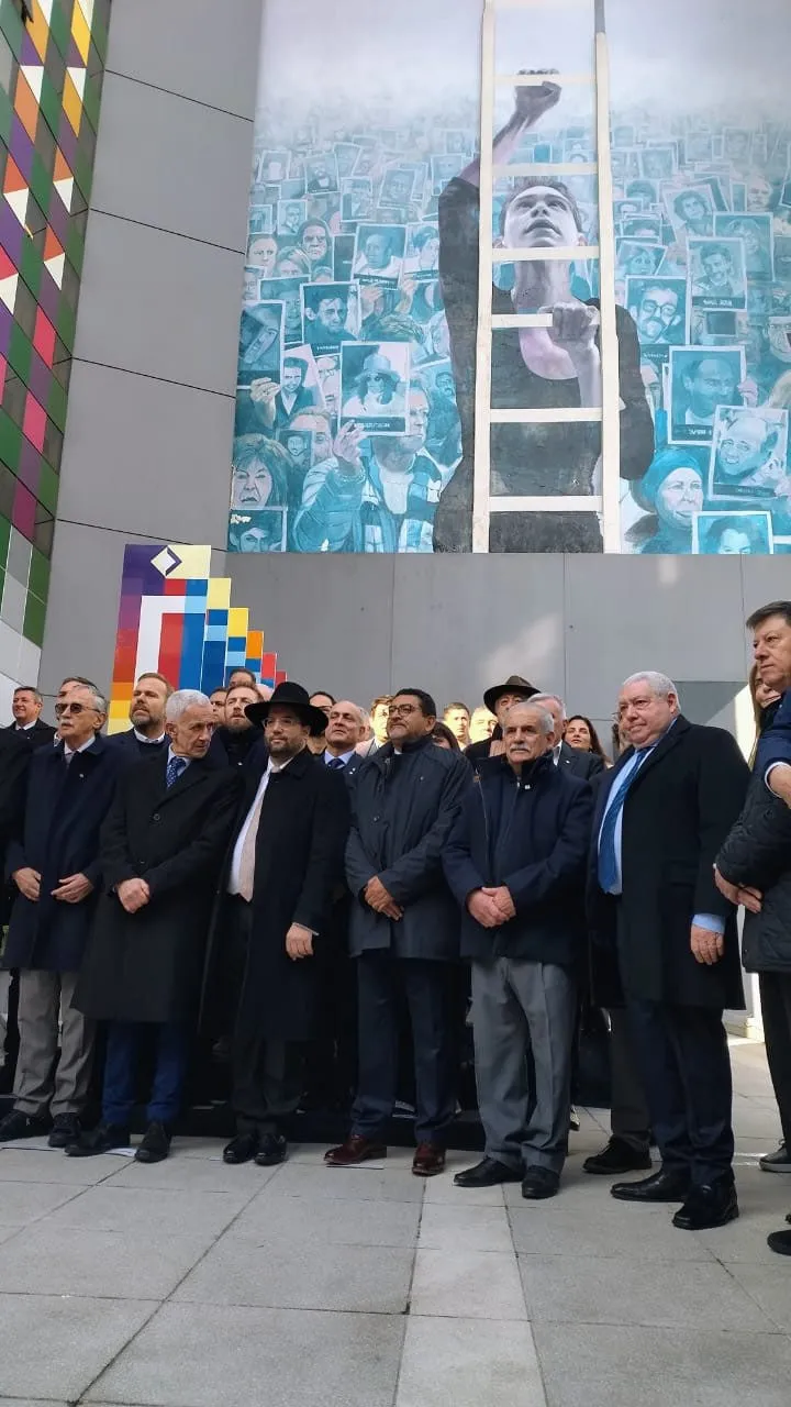 Intendente Marino firma compromiso por Memoria en Encuentro Federal de AMIA