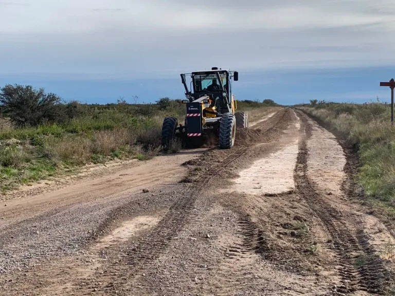 Tareas de mantenimiento y reparación en caminos de todo el distrito
