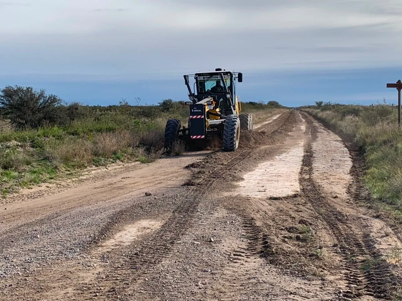 Tareas de mantenimiento y reparación en caminos de todo el distrito