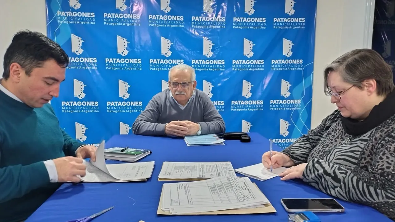 Apertura de sobres para la adquisición de camas con colchones para el Hospital Pedro Ecay