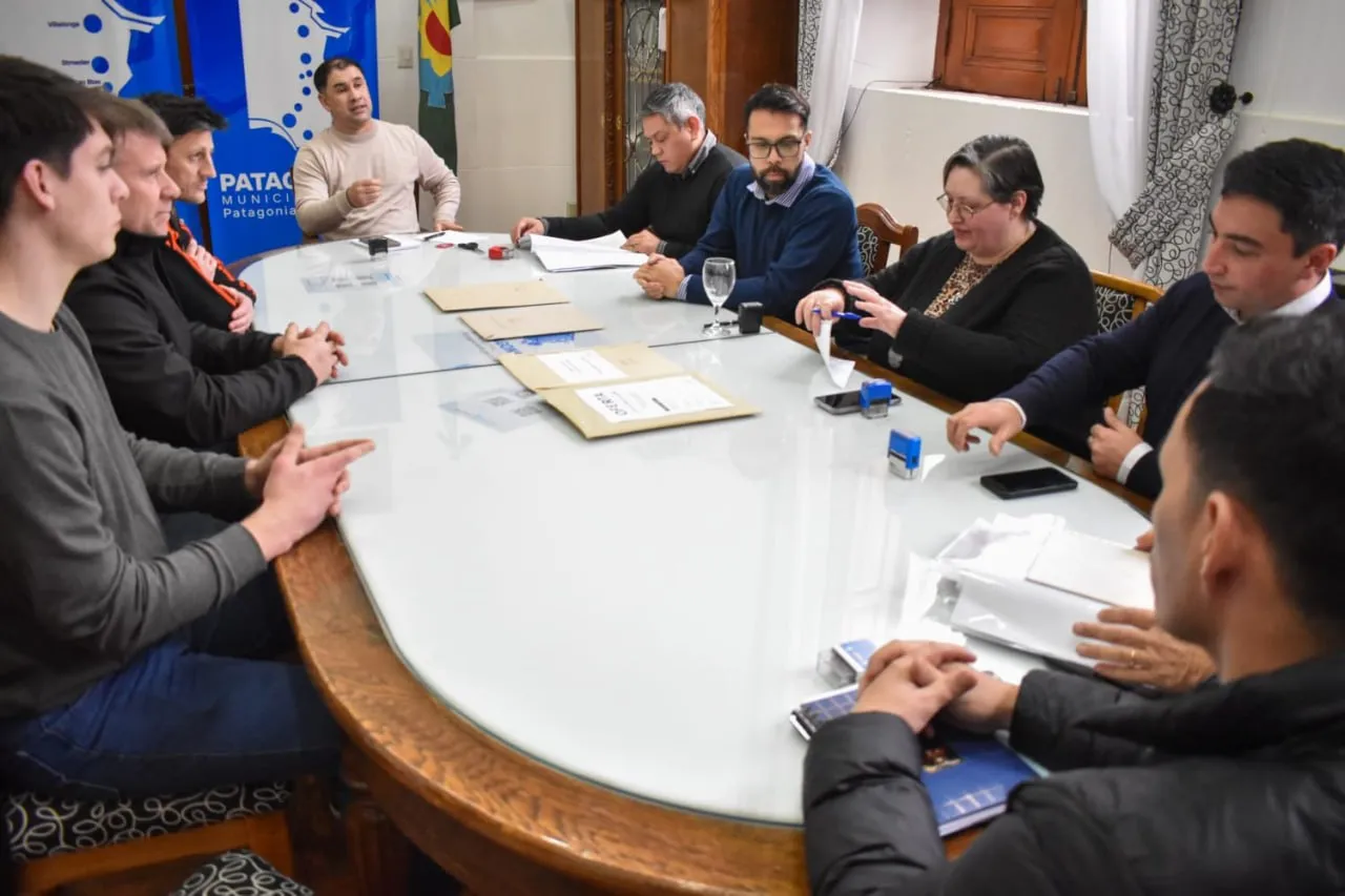 Apertura de sobres para la compra de insumos para el Hospital Ecay