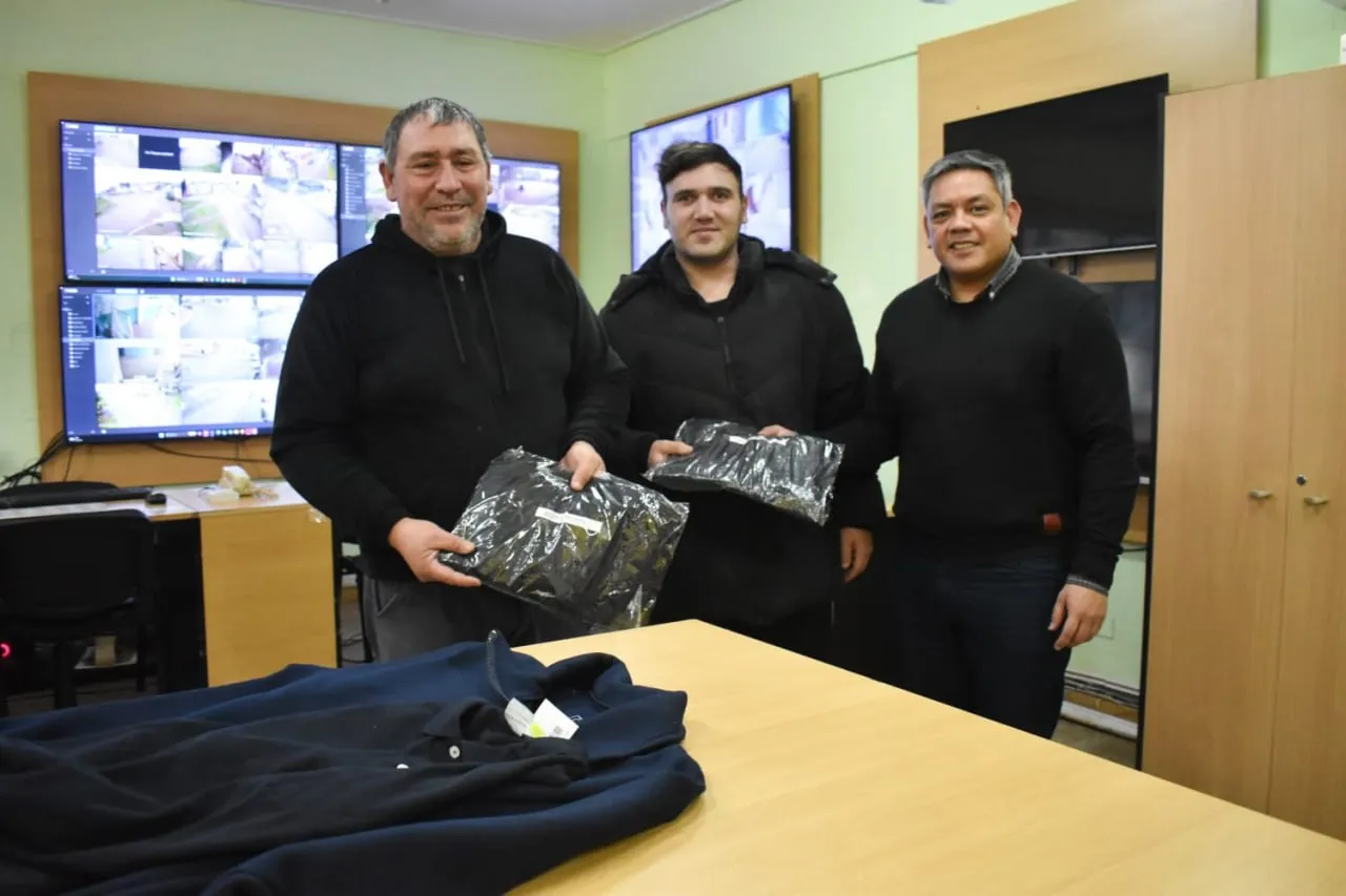 Continúa la entrega de indumentaria y equipamiento al personal municipal