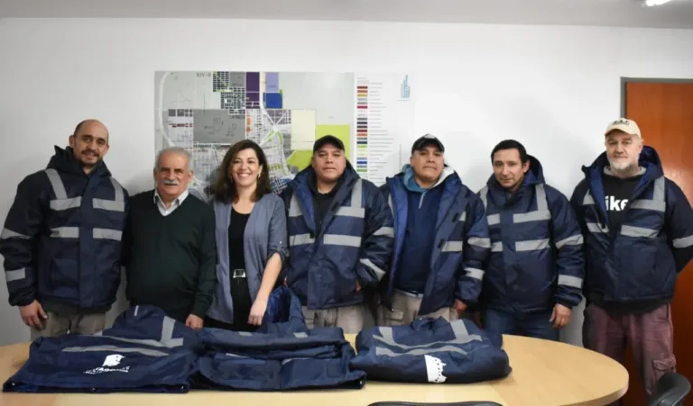 Entrega de indumentaria al equipo de Mantenimiento de Obras Públicas