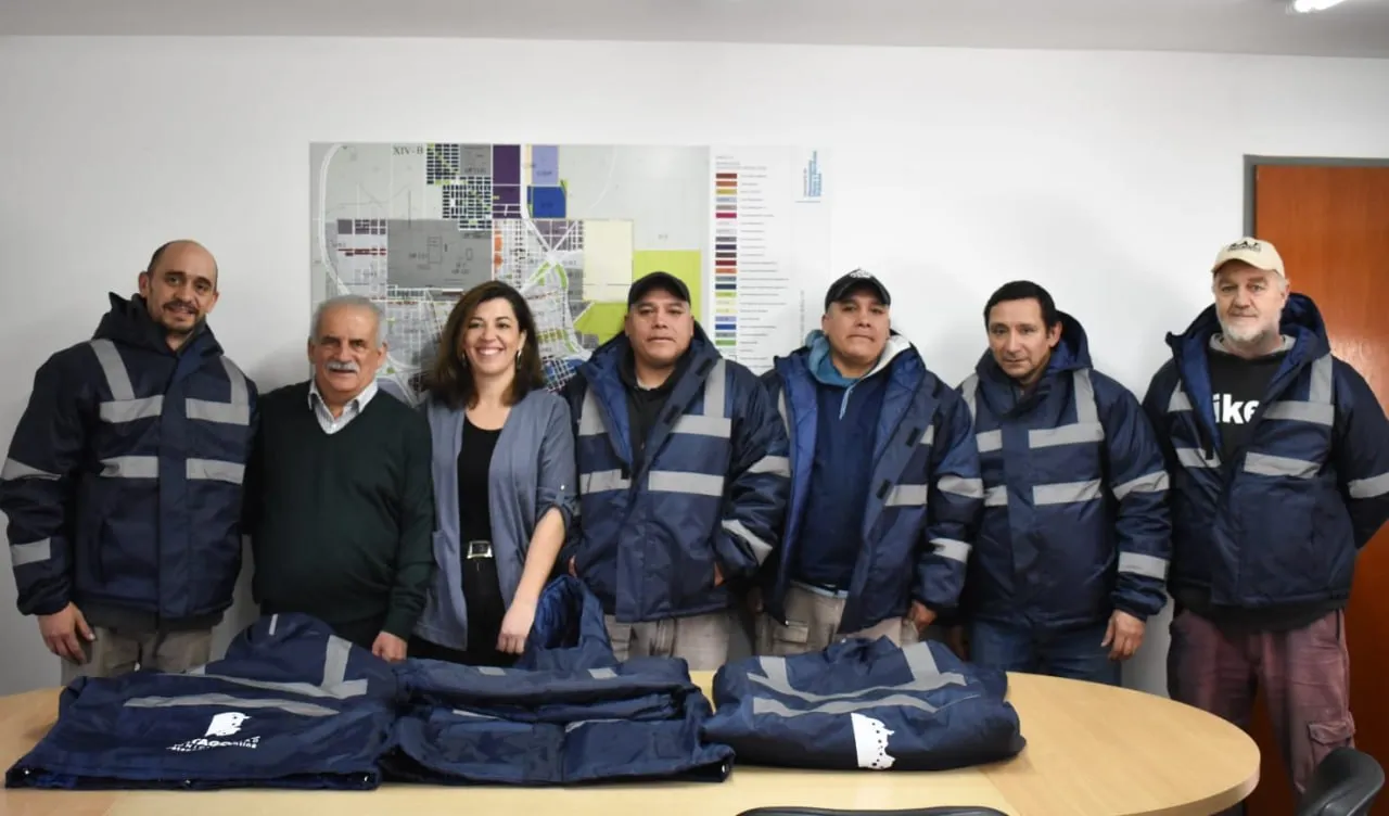 Entrega de indumentaria al equipo de Mantenimiento de Obras Públicas