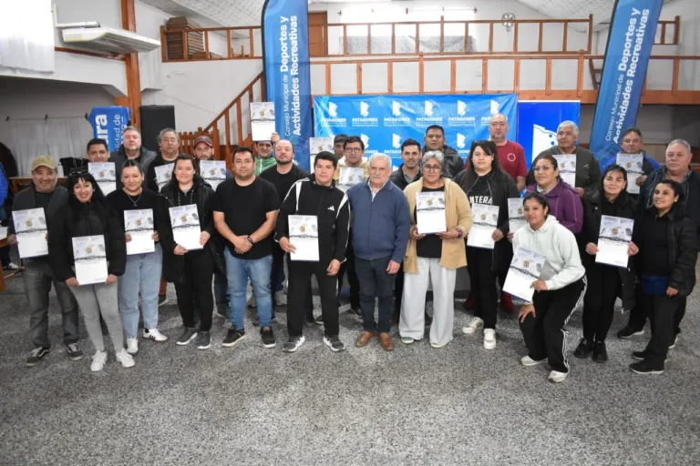 Entrega de aportes a clubes barriales de Patagones