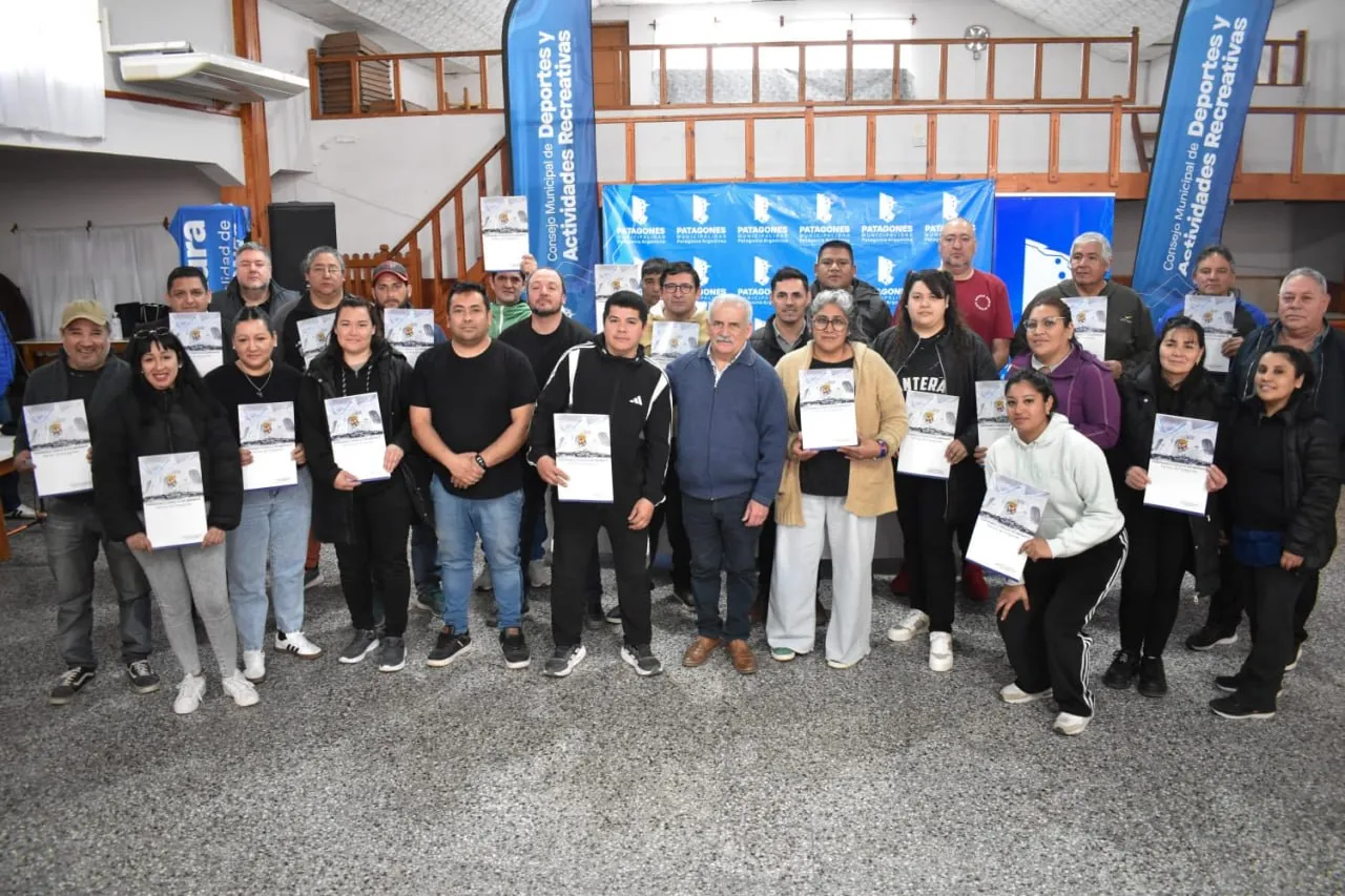 Entrega de aportes a clubes barriales de Patagones
