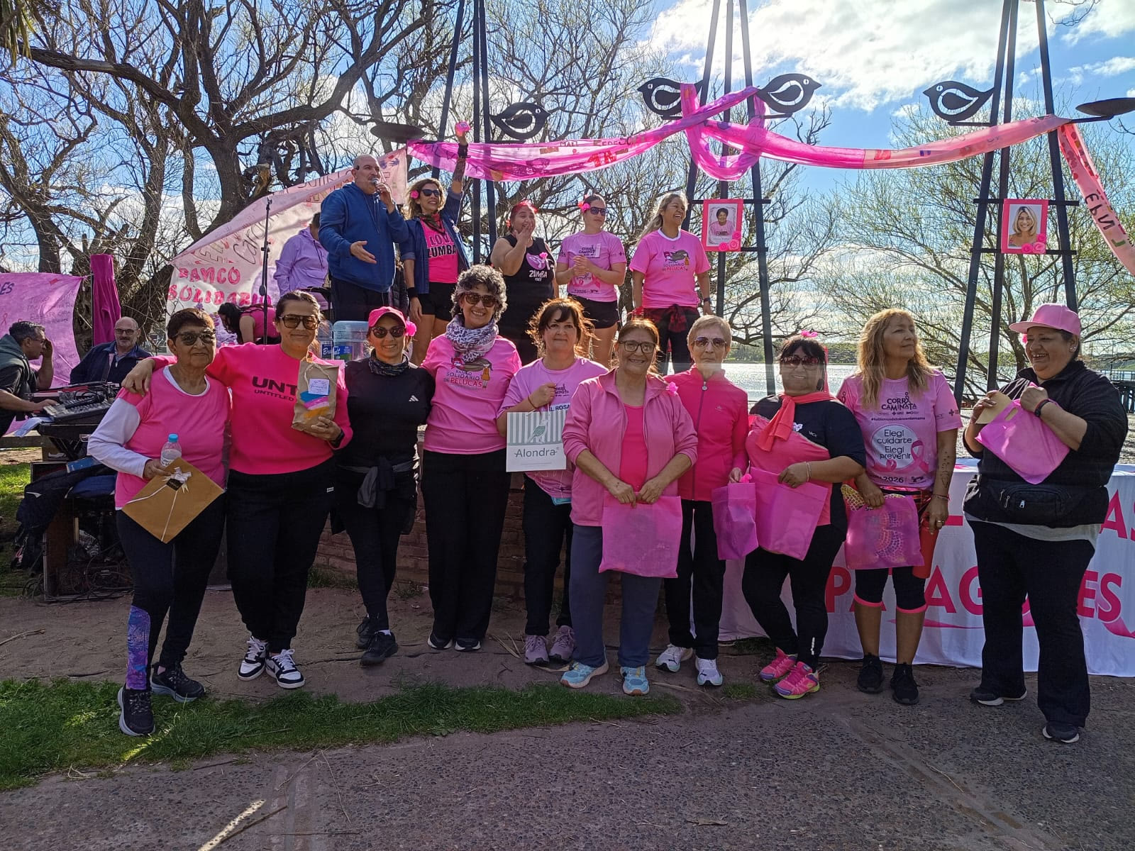 Voluntarias del Banco Solidario de Pelucas durante la Caminata Rosa en Carmen de Patagones
