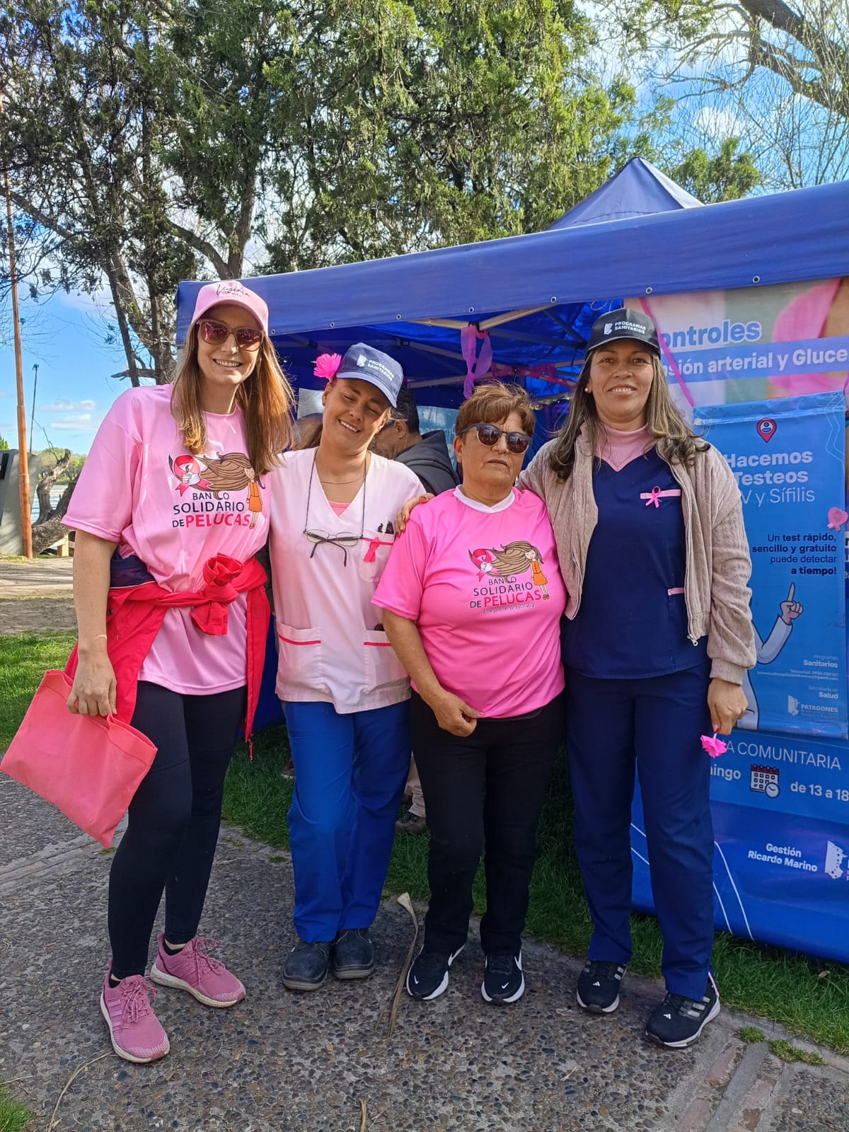 Equipo de salud del Municipio junto a promotoras durante la Caminata Rosa