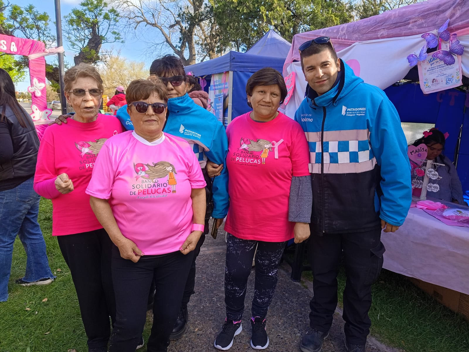 Voluntarias del Banco de Pelucas y personal municipal en la Caminata Rosa