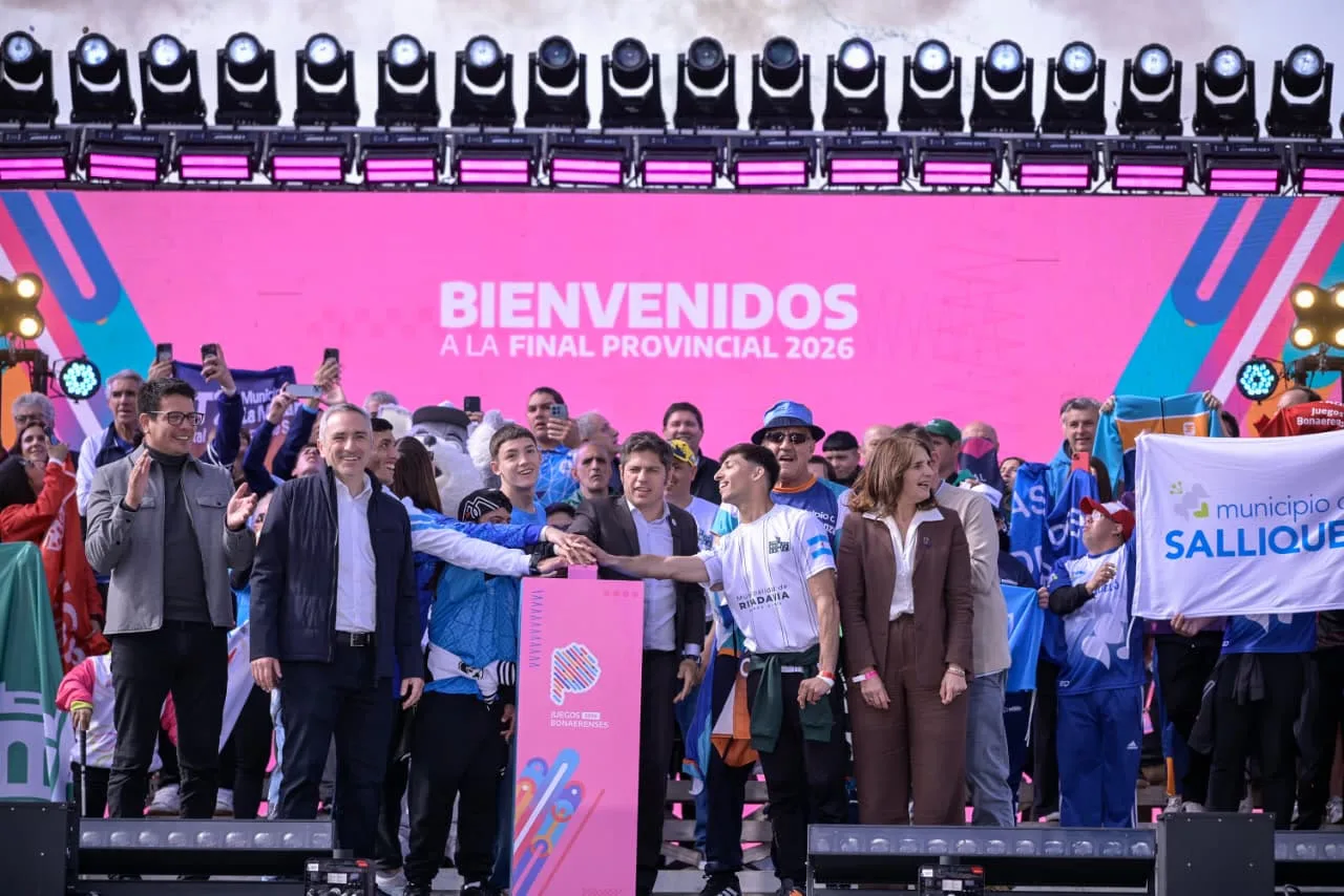 El atleta de Patagones presiona el botón que marca el inicio de los Juegos Bonaerenses 2026 junto a autoridades provinciales