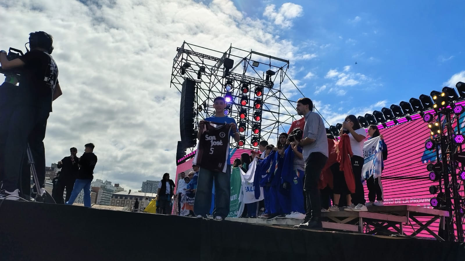 Delegados de Patagones con las camisetas del distrito sobre el escenario de los Juegos Bonaerenses 2026
