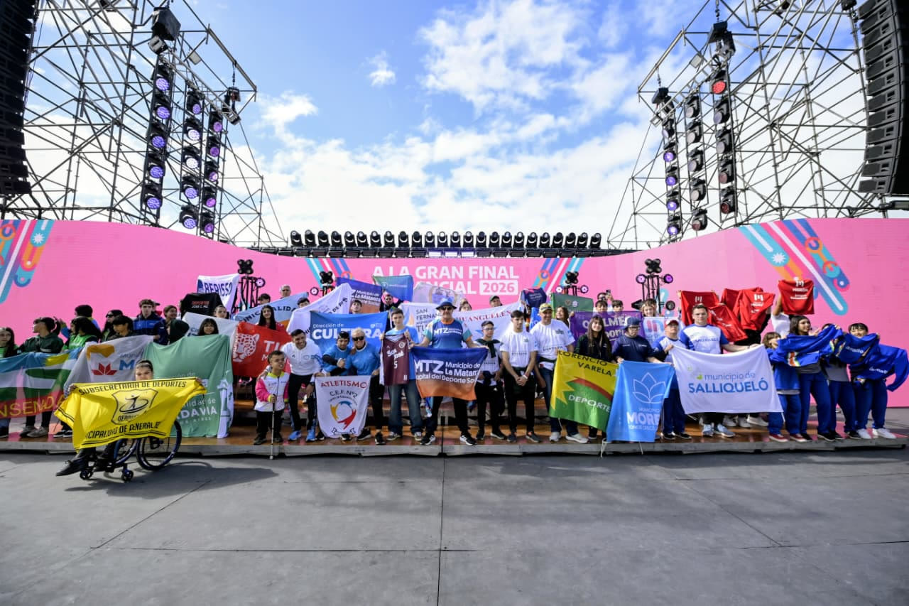 Delegaciones de los municipios bonaerenses con sus banderas durante la ceremonia inaugural de los Juegos Bonaerenses 2026