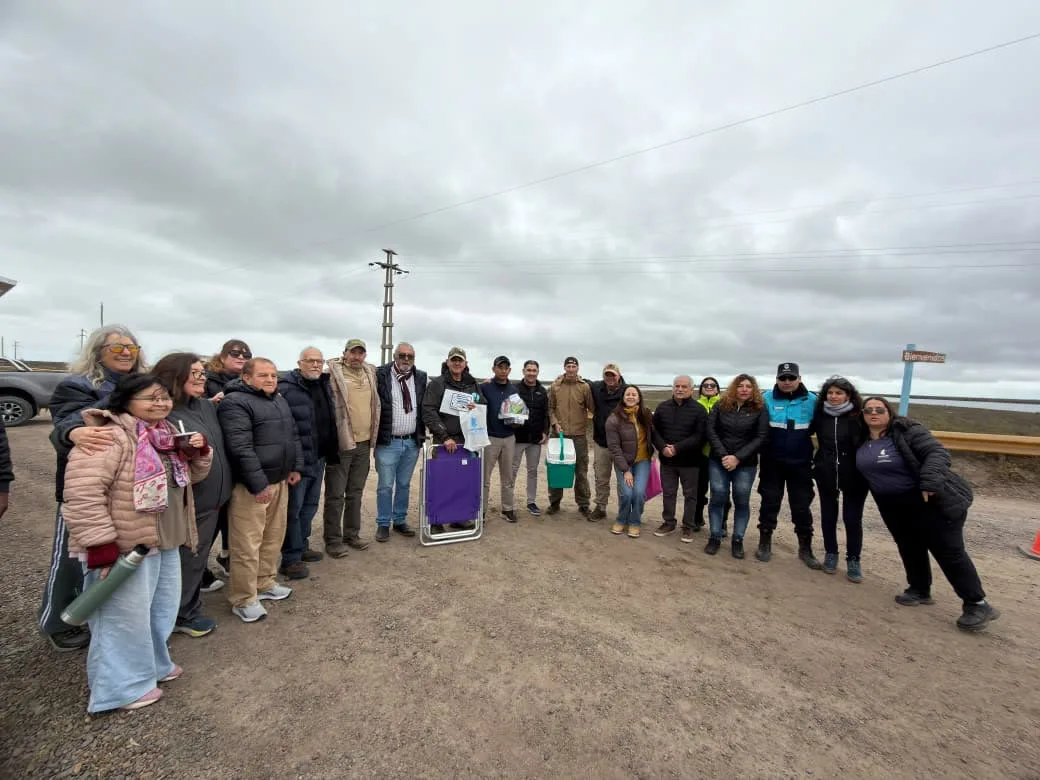 Autoridades municipales y vecinos reciben a los primeros turistas de la temporada en Bahía San Blas