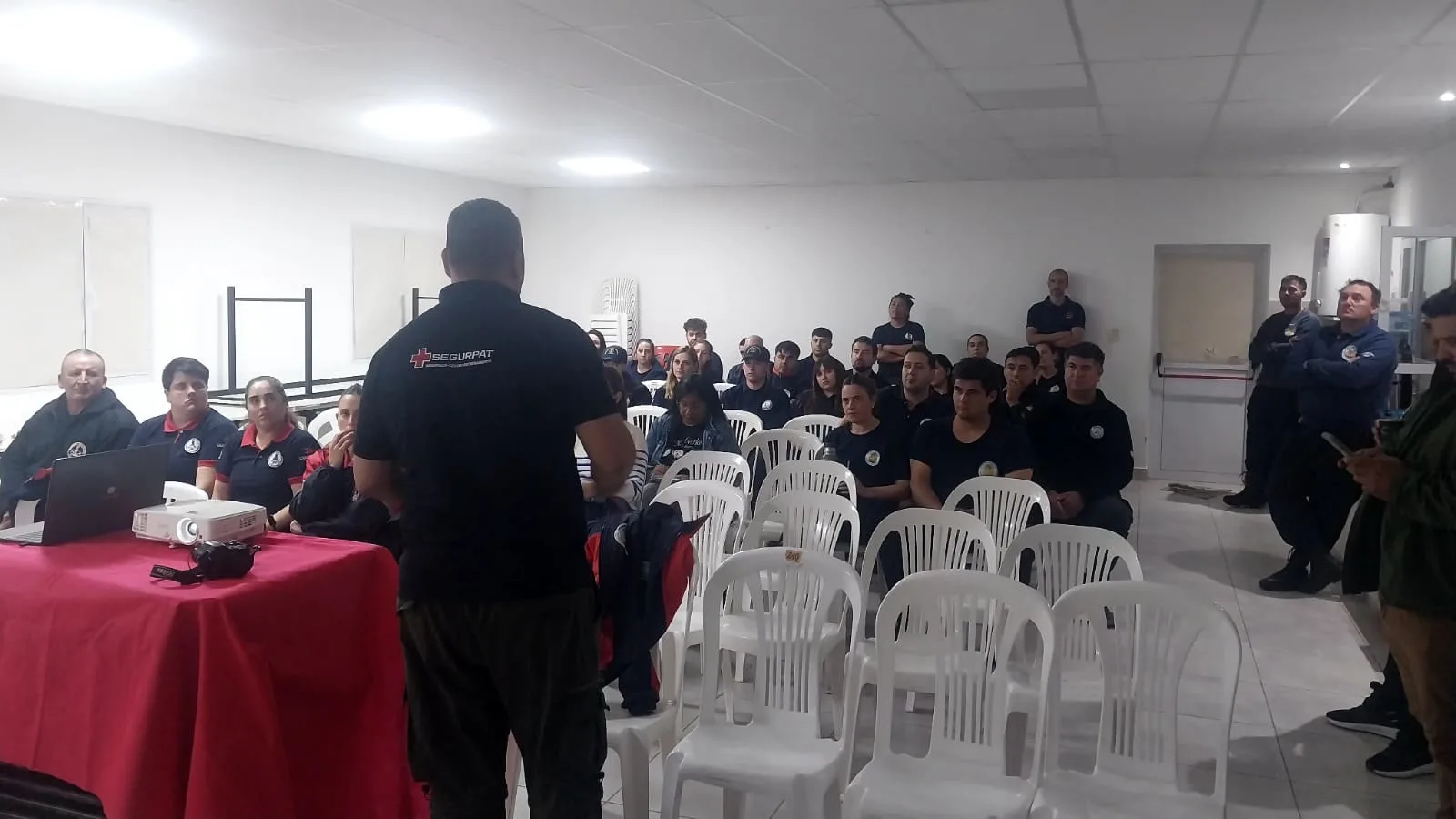 Bomberos y personal de Defensa Civil de distintos puntos del Partido de Patagones durante la capacitación sobre protocolos de emergencia ante explosivos, en Stroeder
