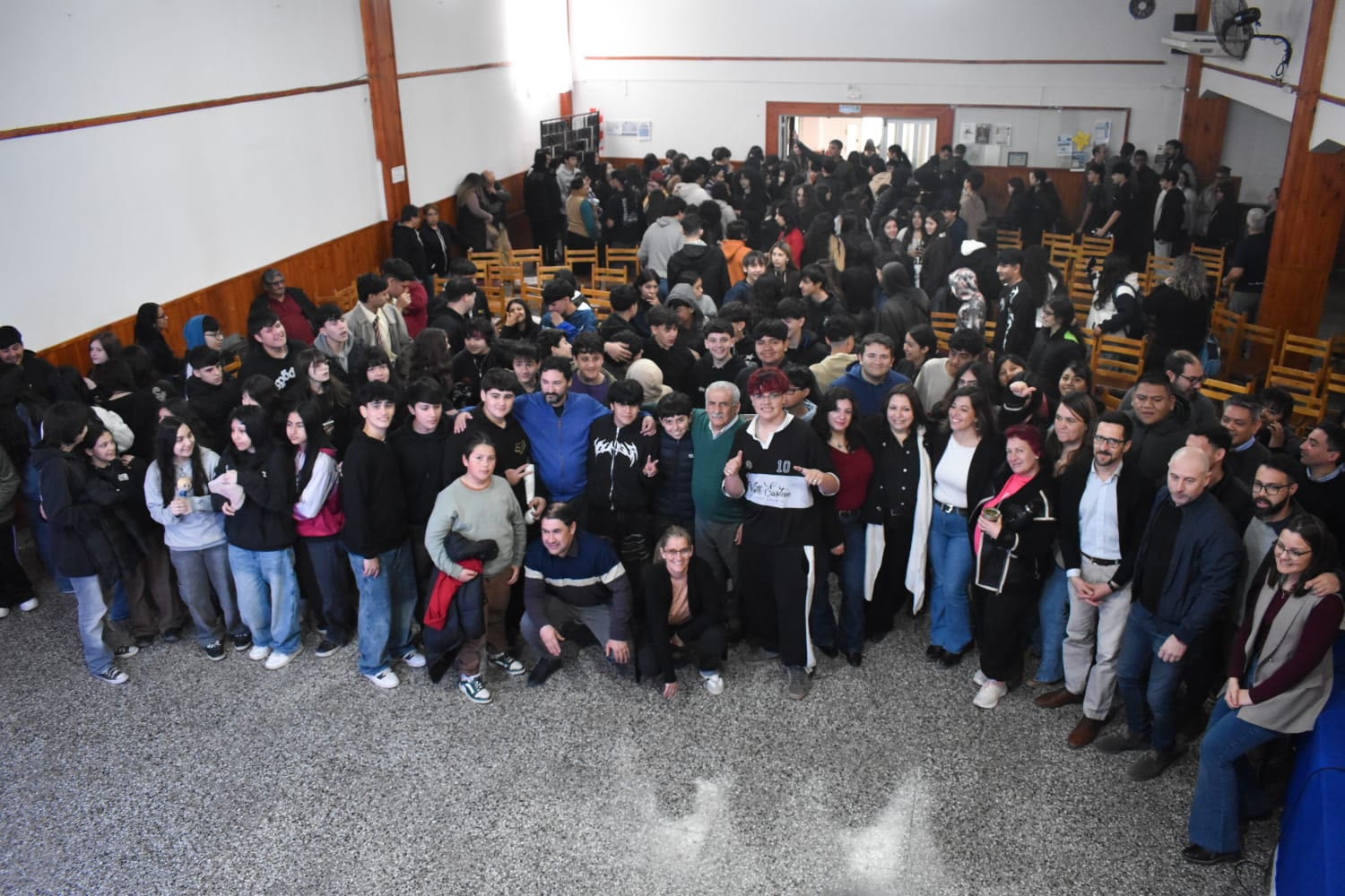 Comunidad educativa reunida en la presentación del proyecto del nuevo edificio de la Escuela Técnica N.º 1