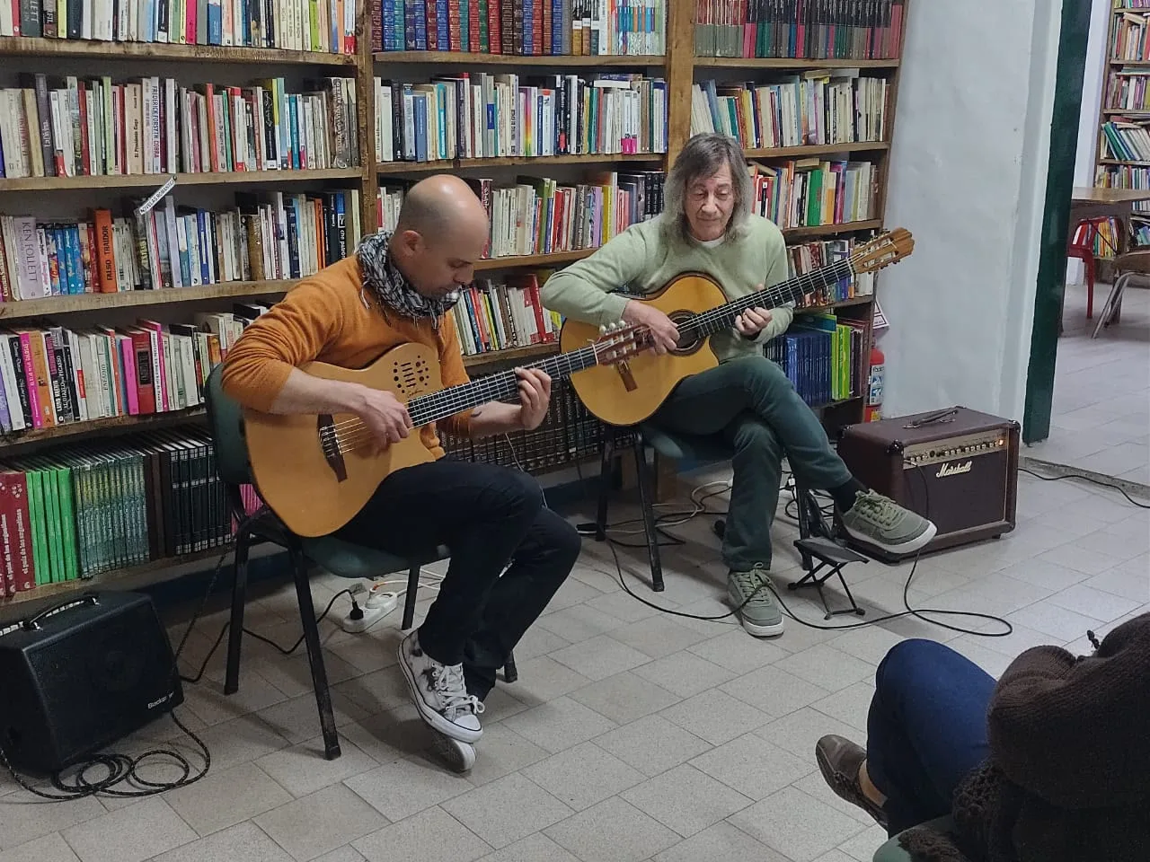 Concierto de Diego Magnin y Pablo López Minnucci en la Biblioteca Municipal de Carmen de Patagones