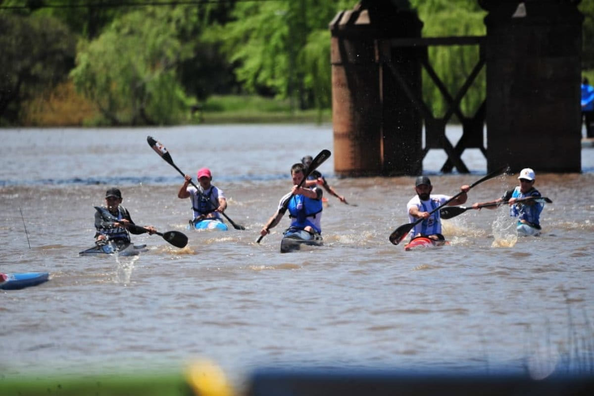Deportistas de la Escuela Municipal de Canotaje de Patagones durante una prueba K1 del Mundial de Canotaje Maratón