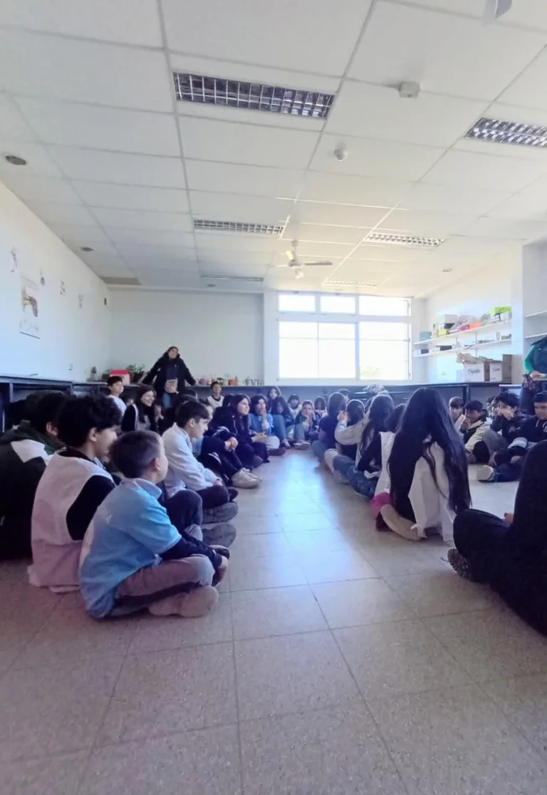 Alumnos de cuarto, quinto y sexto grado de la Escuela Primaria N.º 2 sentados en ronda durante un encuentro de prevención de DINAG