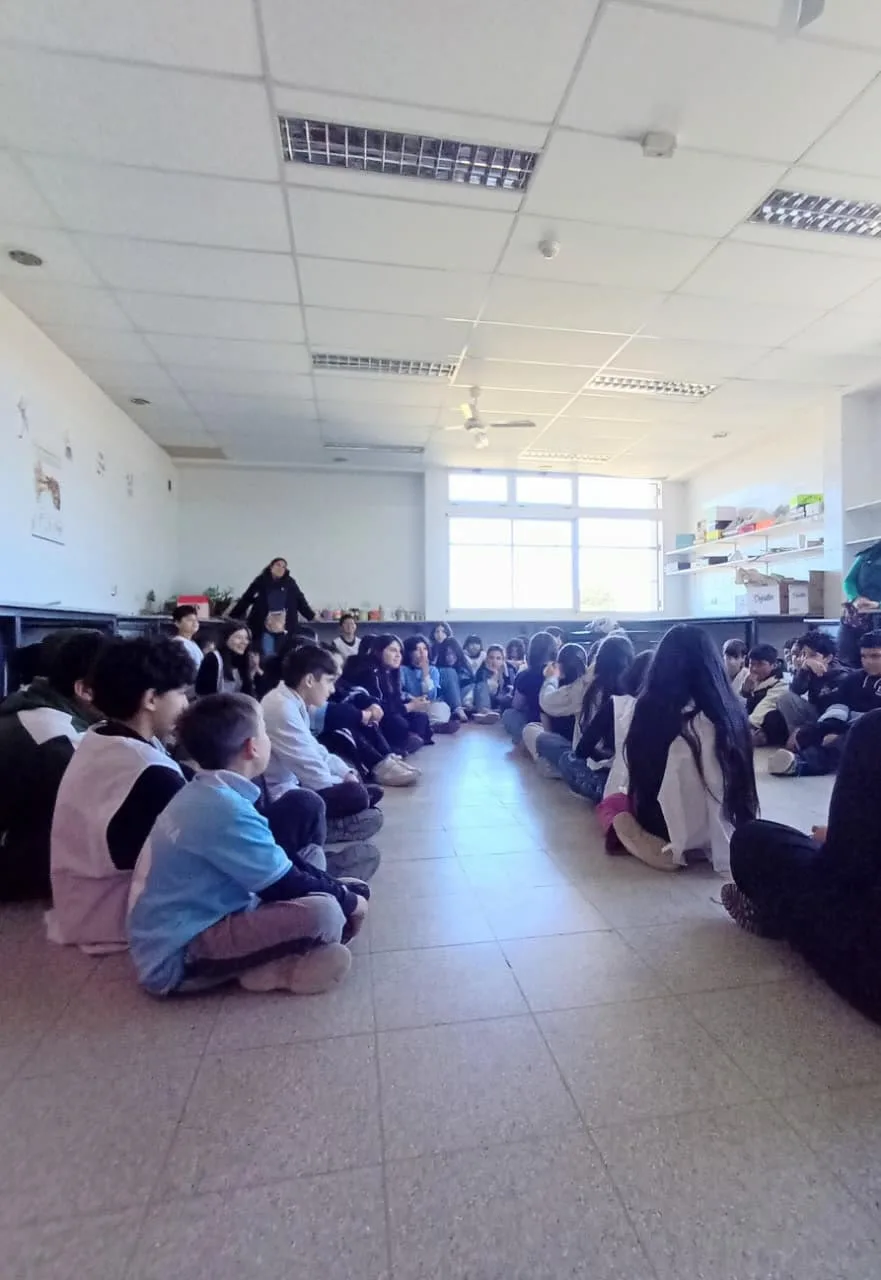 Alumnos de cuarto, quinto y sexto grado de la Escuela Primaria N.º 2 sentados en ronda durante un encuentro de prevención de DINAG
