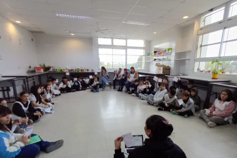 Alumnos del turno tarde de la Escuela Primaria N.º 2 durante un taller de prevención de DINAG