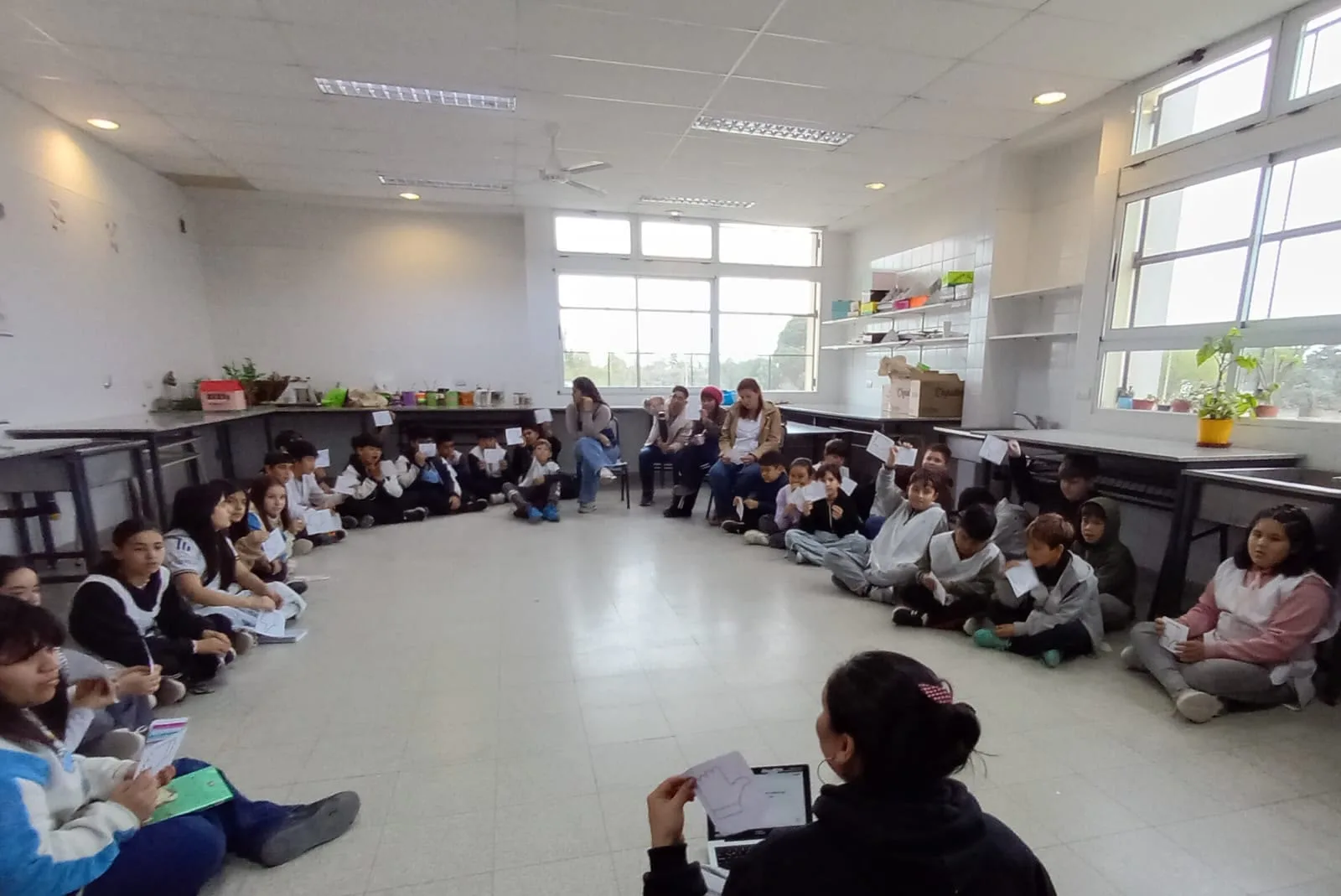 Alumnos del turno tarde de la Escuela Primaria N.º 2 durante un taller de prevención de DINAG