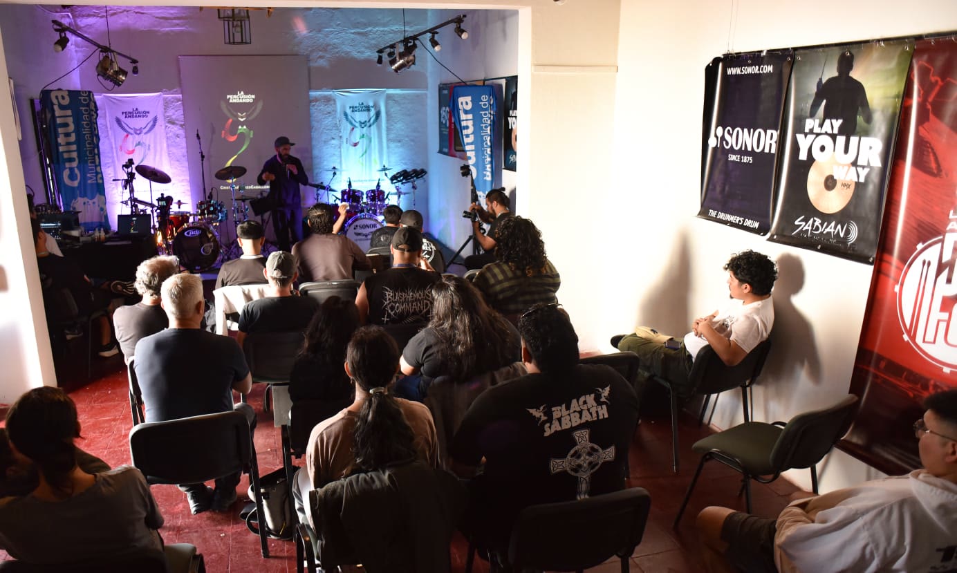 Público durante el Drumfest Educativo Internacional en la Casa de la Cultura de Carmen de Patagones