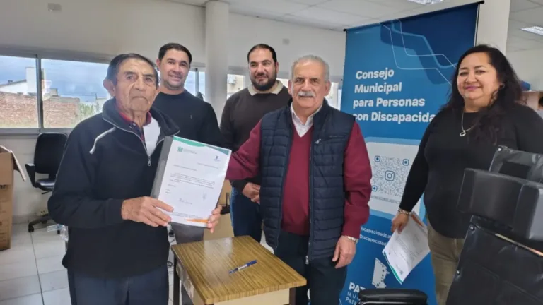 Entrega de una silla de ruedas junto al Consejo Municipal para las Personas con Discapacidad