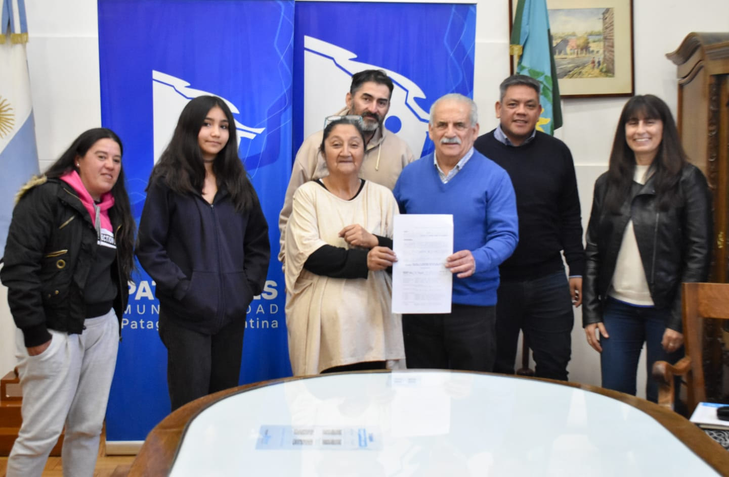 El intendente Ricardo Marino entrega el decreto de designación a las autoridades de la Comisión de Fomento de Villa Dolores en el despacho municipal