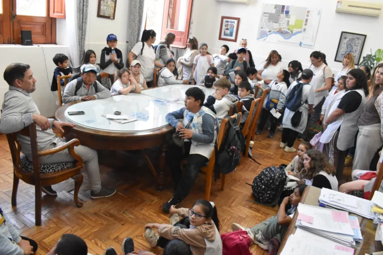 Estudiantes de la Escuela Primaria N.º 24 de Juan A. Pradere durante la visita educativa a Carmen de Patagones