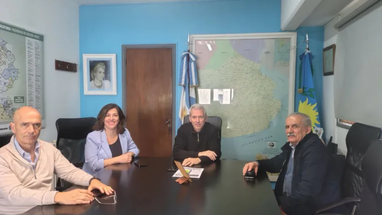 El intendente Ricardo Marino y la secretaria Pamela Baffoni junto al subsecretario de Infraestructura Escolar Ariel Lambezat durante la reunión por las obras educativas del distrito