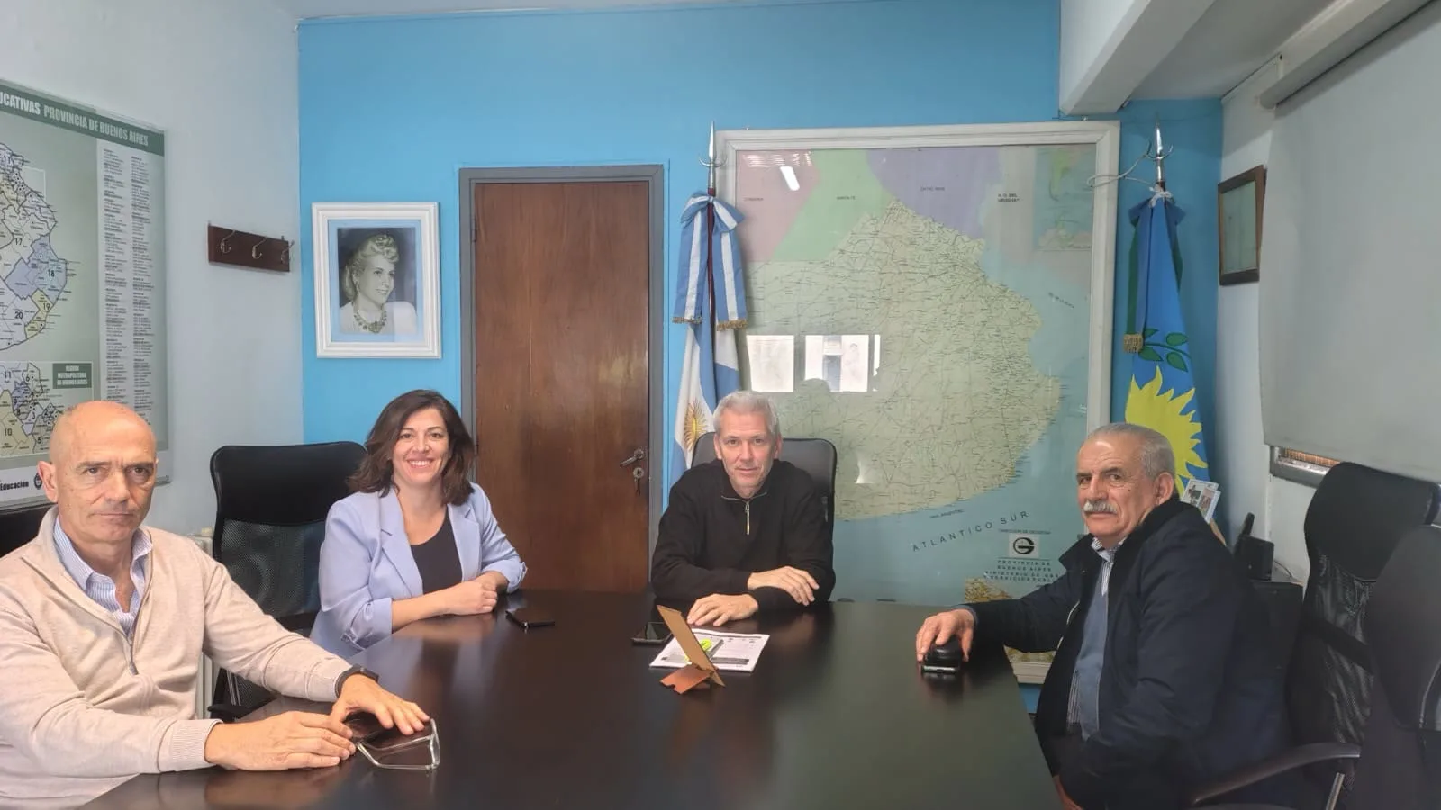 El intendente Ricardo Marino y la secretaria Pamela Baffoni junto al subsecretario de Infraestructura Escolar Ariel Lambezat durante la reunión por las obras educativas del distrito