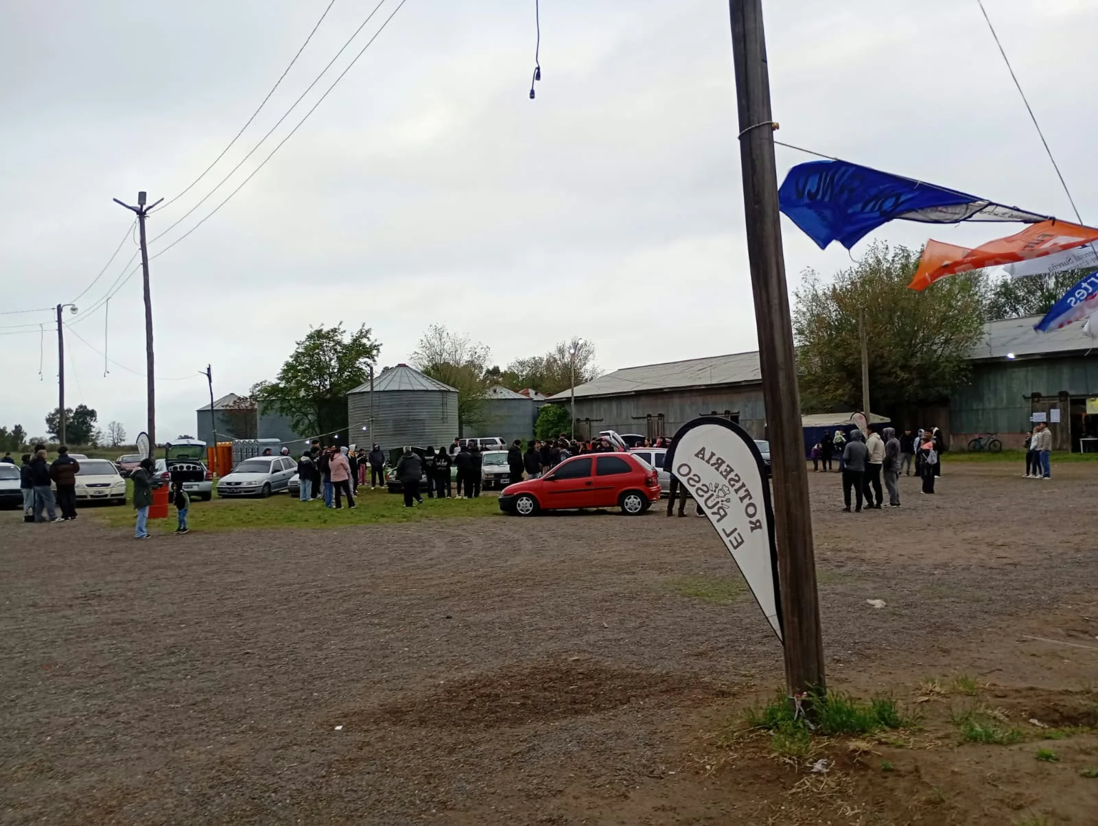 Personal de Inspección General de la Municipalidad de Patagones durante el encuentro de autos clásicos y los festejos del aniversario de Bahía San Blas