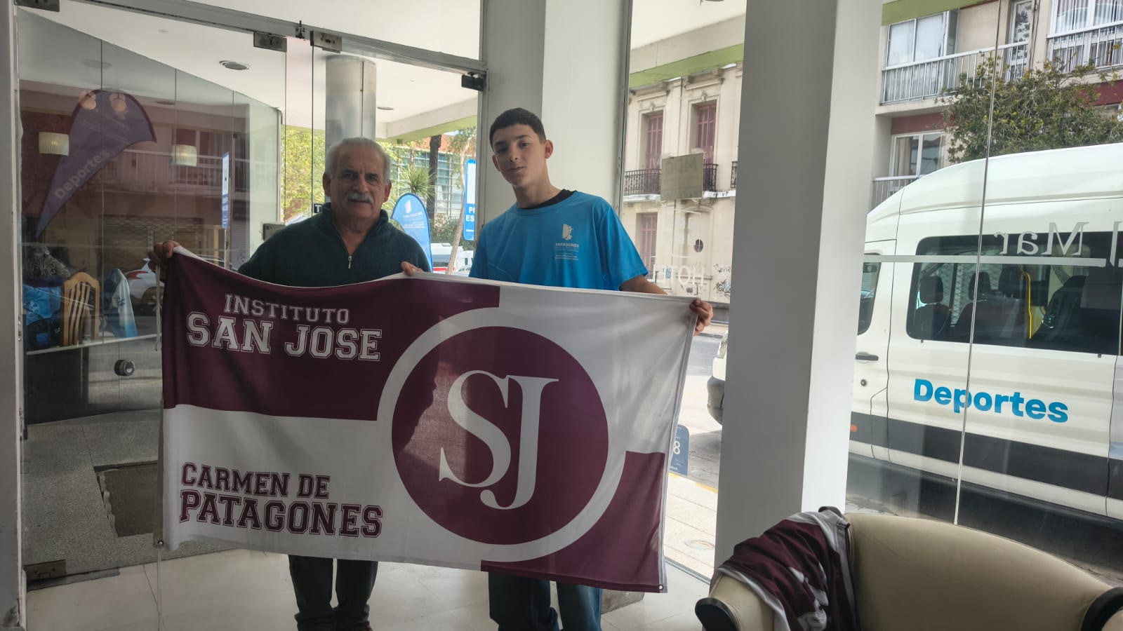Integrantes de la delegación del Colegio San José con la bandera institucional en Mar del Plata